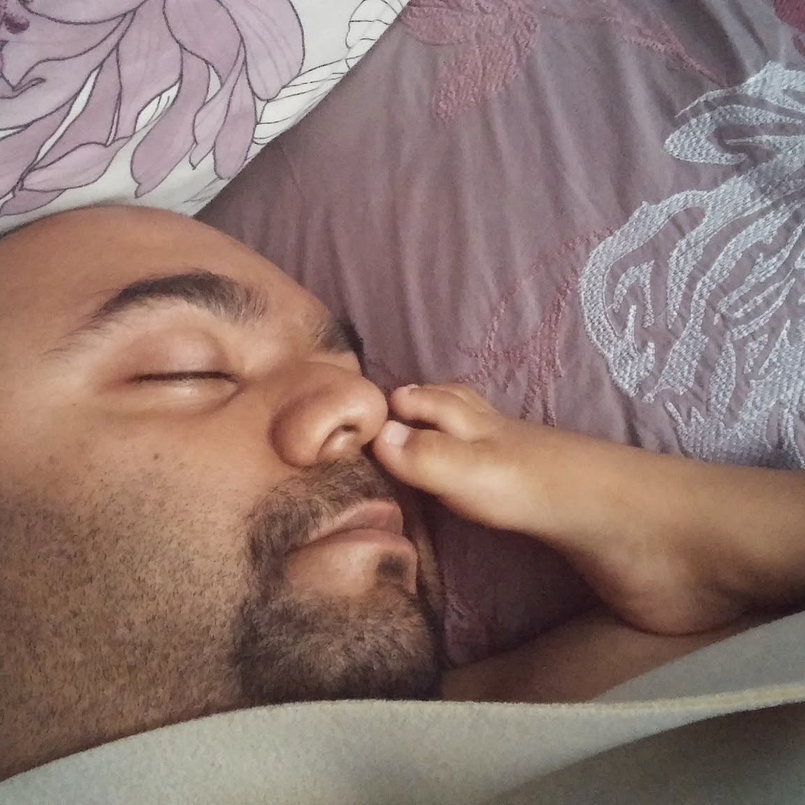 강아지와 함께 시간을 보내는 모습 (재미를 위한 연출)