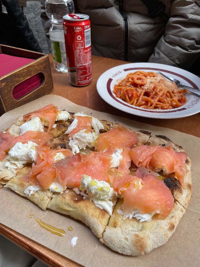 테이블 위에 놓인 핀사 피자와 파스타