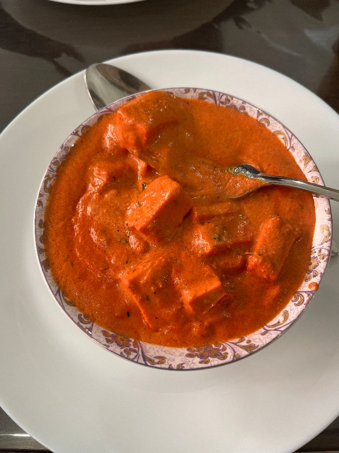 접시에 담긴 파니르 버터 마살라