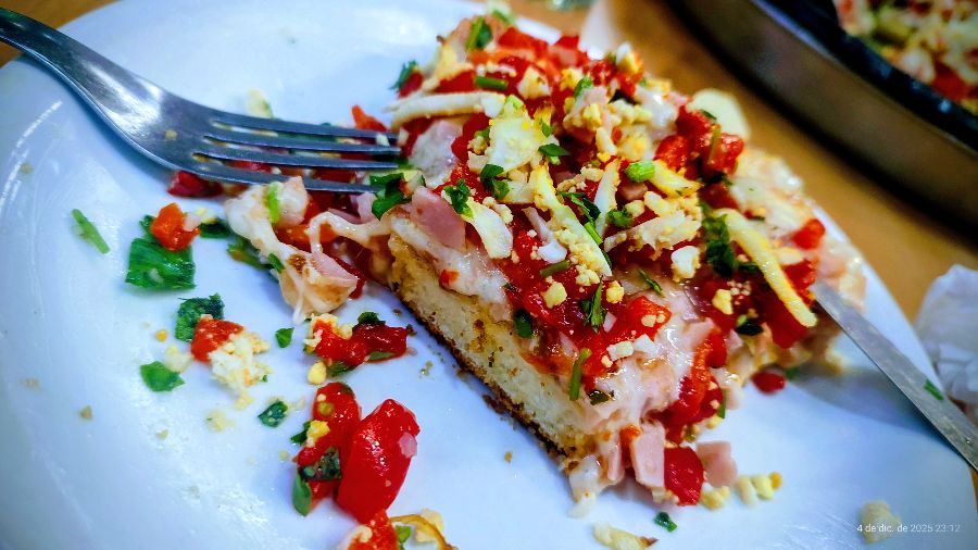 접시에 담긴 피자 한 조각의 클로즈업