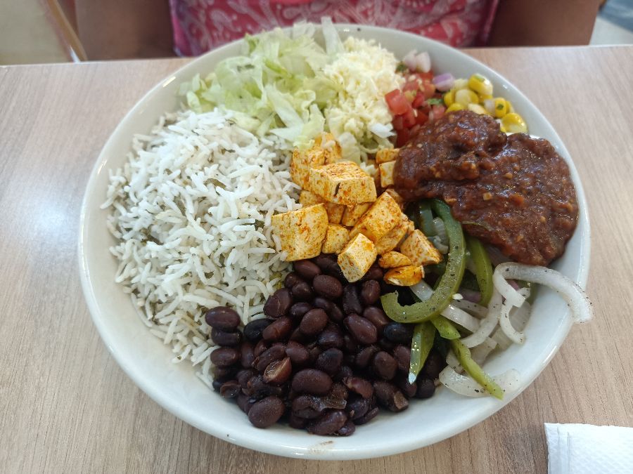 다양한 토핑을 얹은 부리토 볼