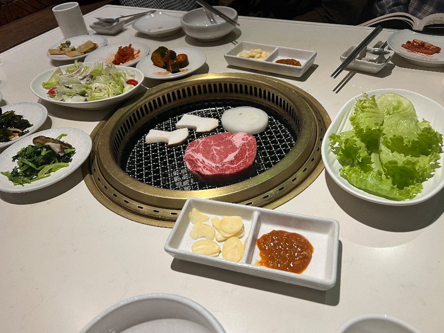 테이블 가득 차려진 음식