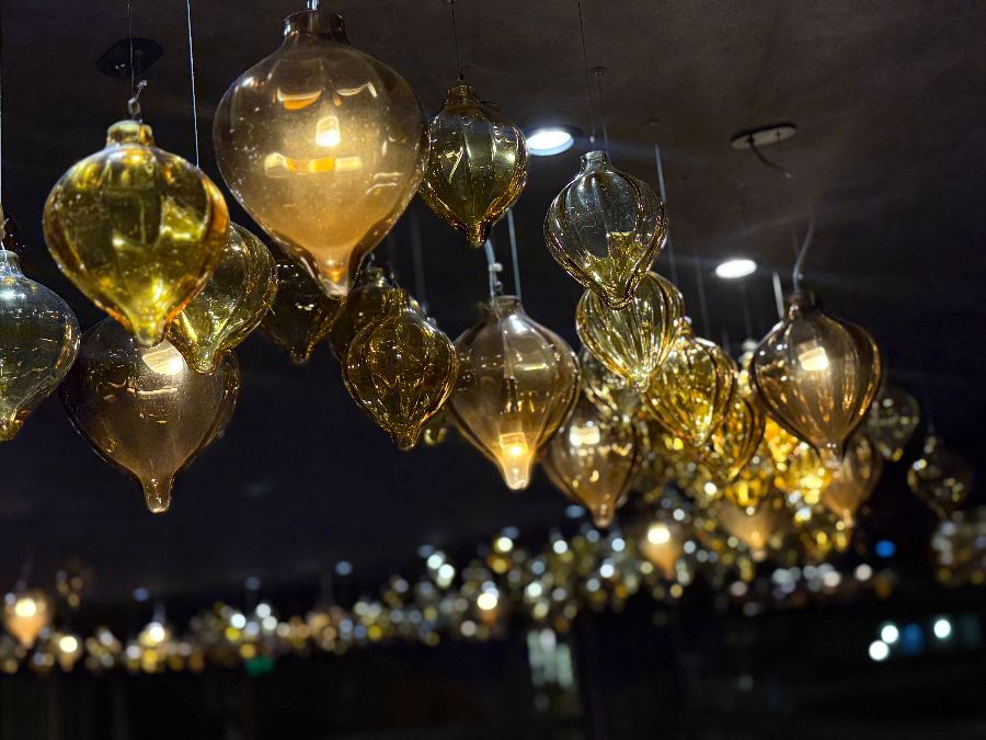 제페란 레스토랑의 독특한 샹들리에 조명