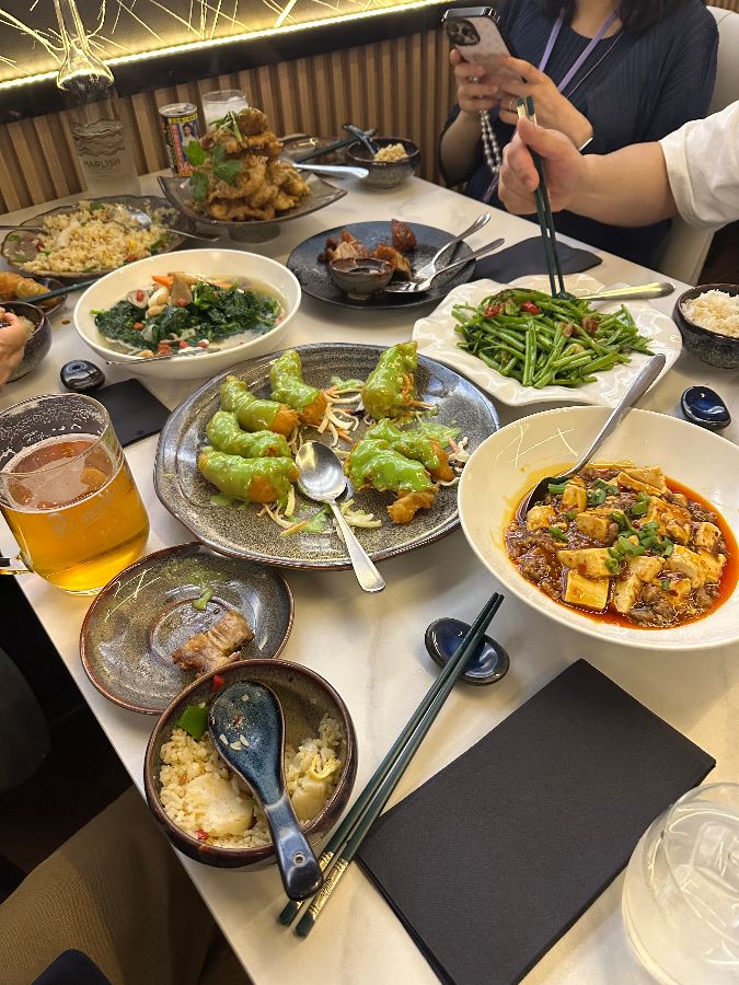 테이블에 차려진 마파두부와 다양한 요리들