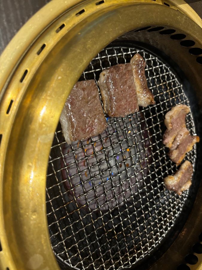 불판 위에서 노릇하게 익어가는 육즙 가득한 소고기