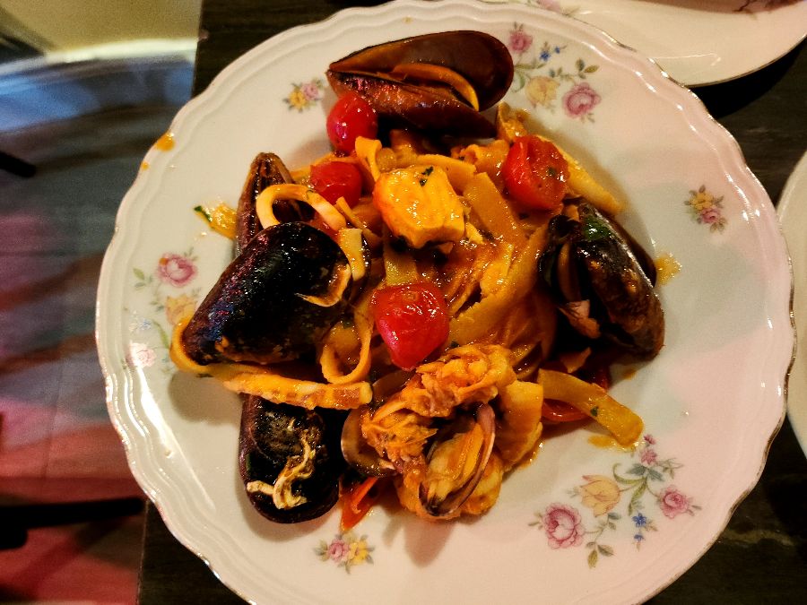 신선한 해산물이 가득한 파스타