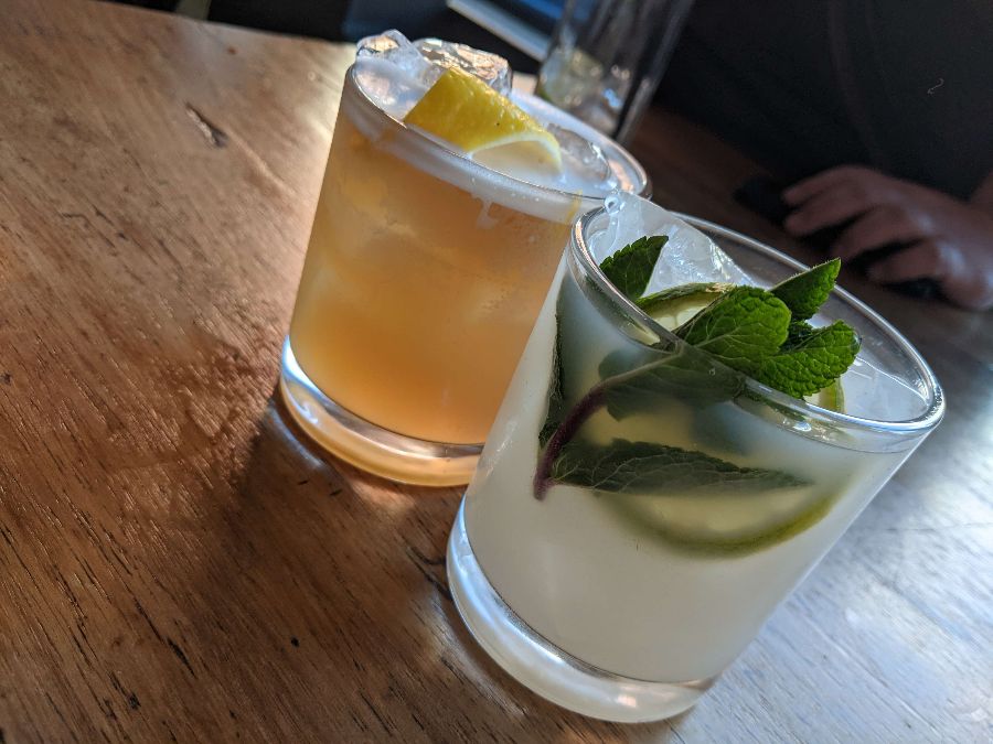 상큼한 칵테일 두 잔