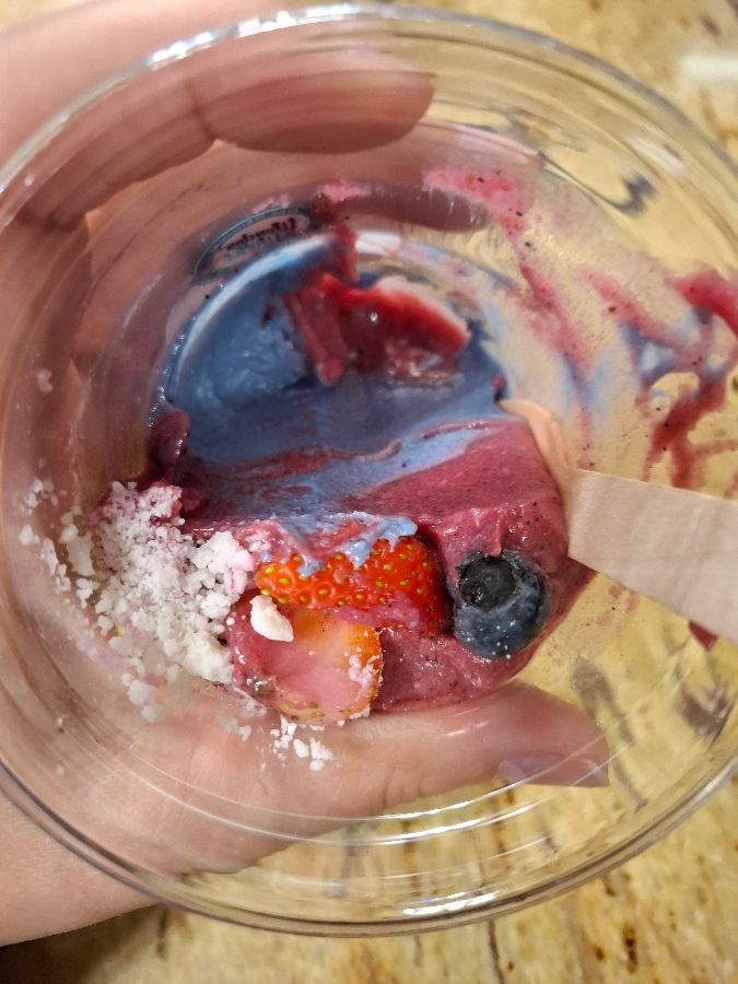 컵에 담긴 아이스크림과 과일 토핑