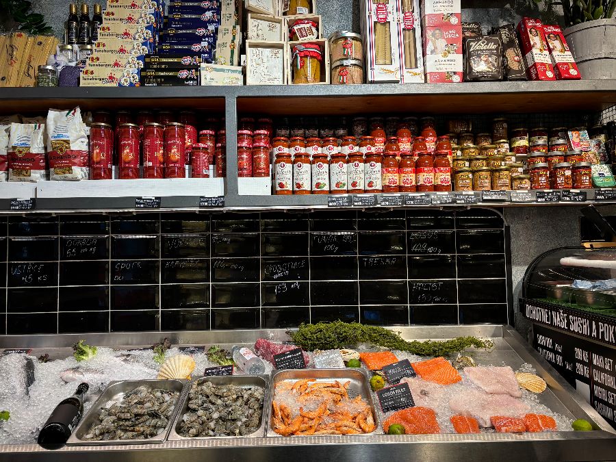 다채로운 해산물과 스시롤이 가득한 바다 속 보물창고 같은 공간