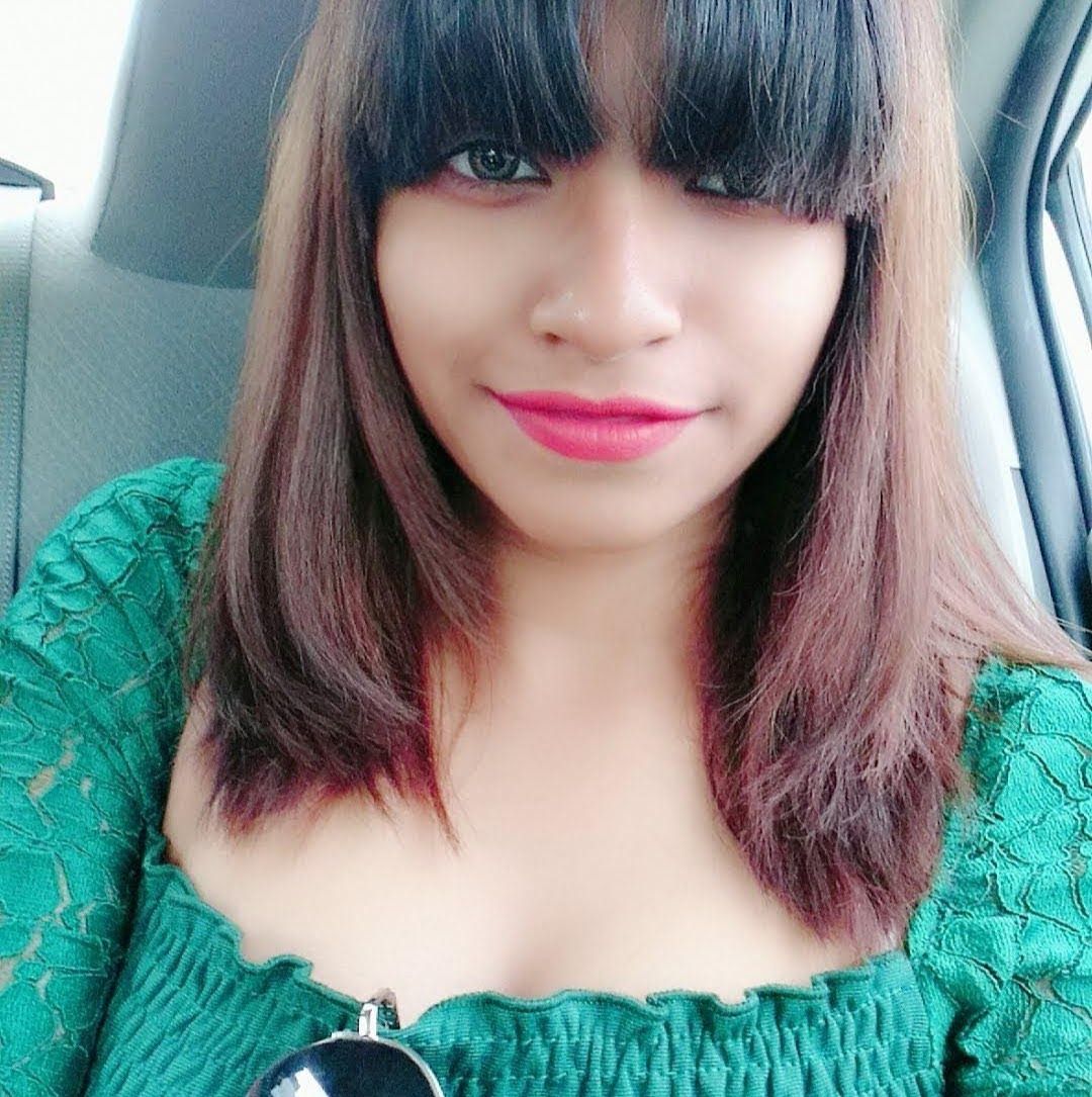 밝게 웃는 여성의 모습