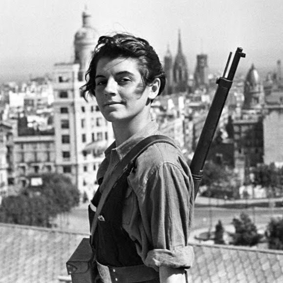 역사적인 건물 지붕 위에서 포즈를 취하고 있는 여성