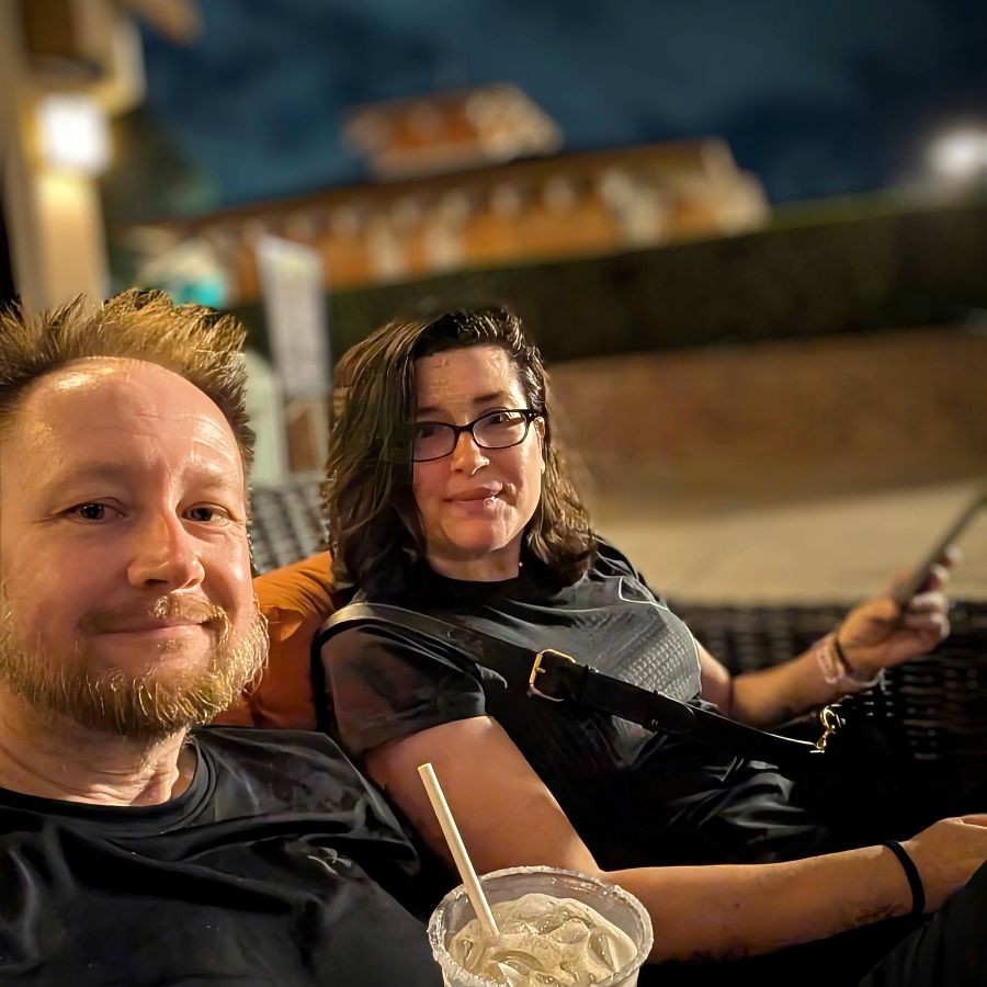 레스토랑 외부에서 행복한 미소를 짓는 커플