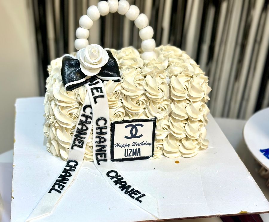 핸드백 모양의 맞춤 케이크