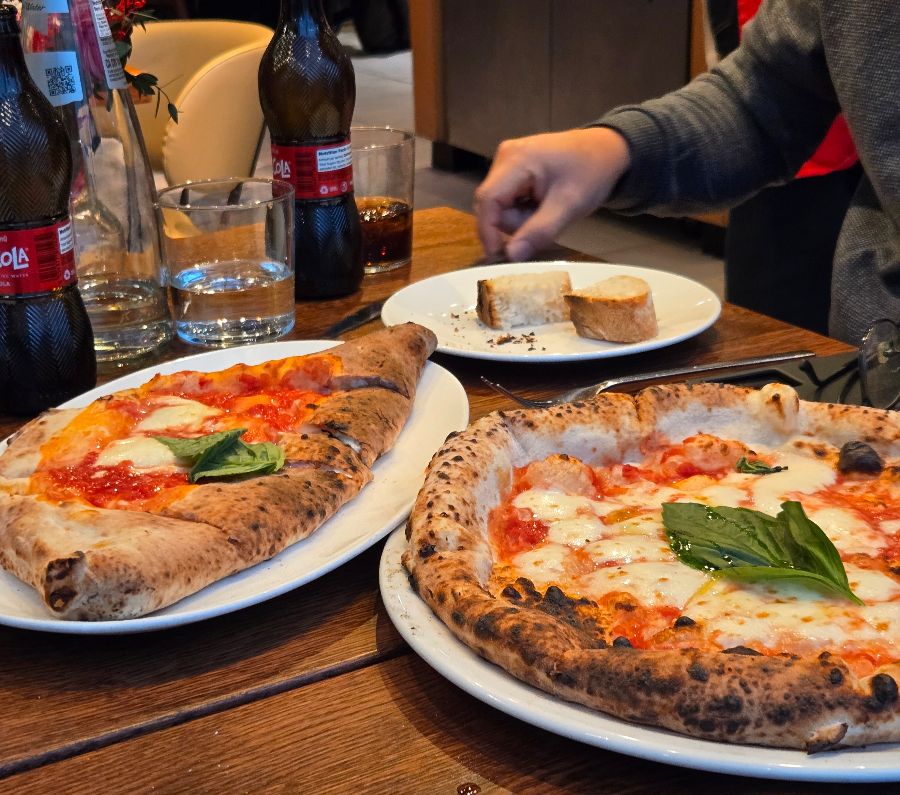 테이블 위에 놓인 두 판의 피자