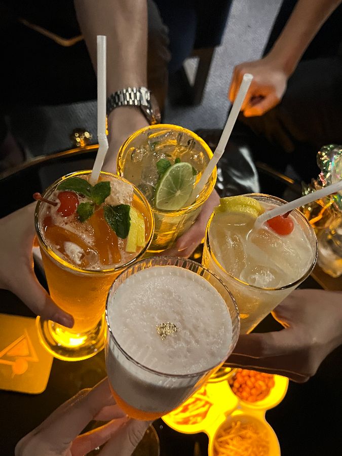 함께 칵테일을 즐기는 사람들