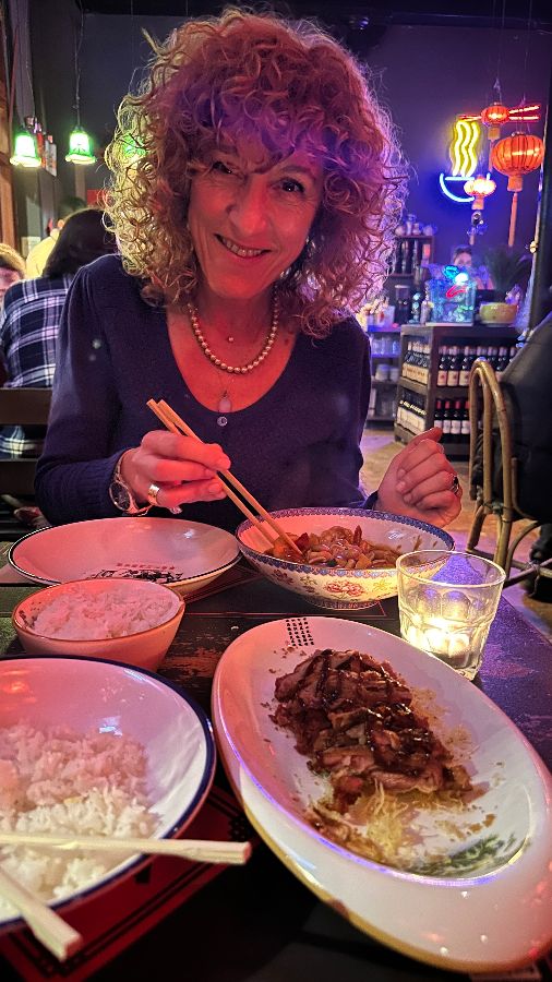 식사를 즐기는 손님