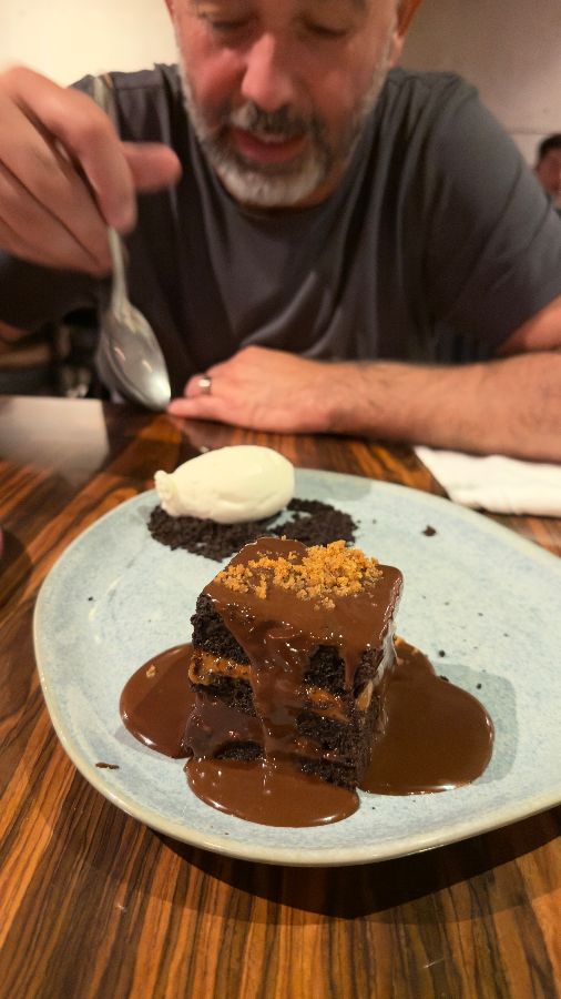 달콤한 디저트를 음미하는 손님