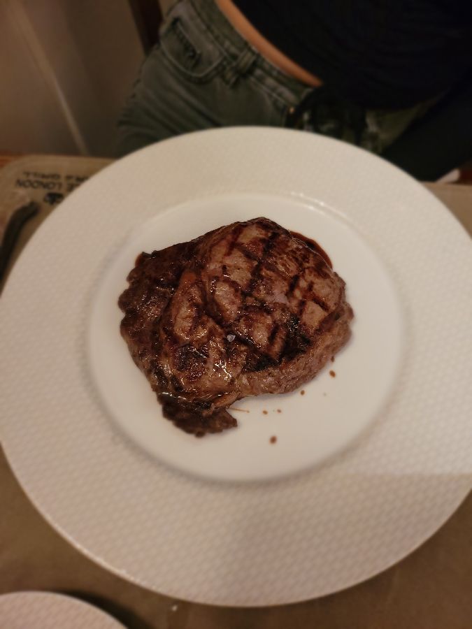 육즙 가득한 스테이크 단독샷