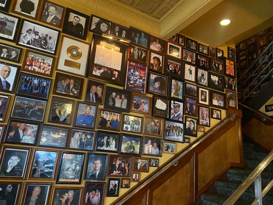 벽면을 가득 채운 유명인들의 사진