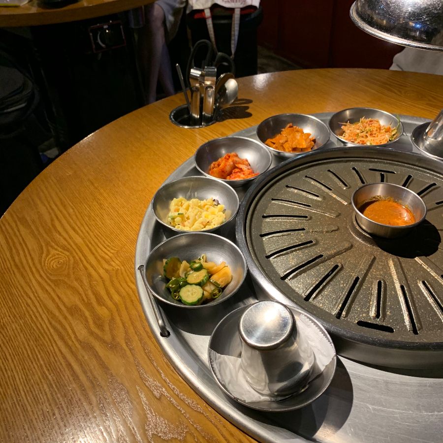 다양한 밑반찬이 둥글게 놓여진 테이블