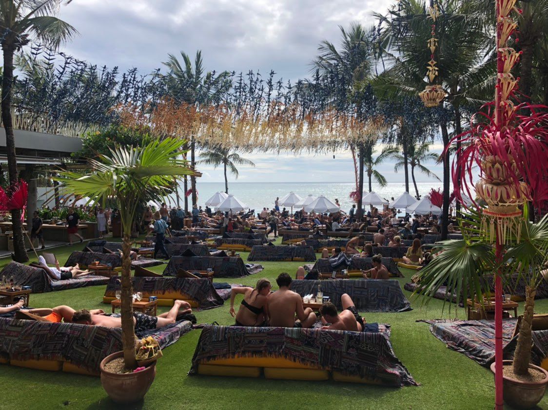 해변을 바라보며 휴식을 취하는 사람들