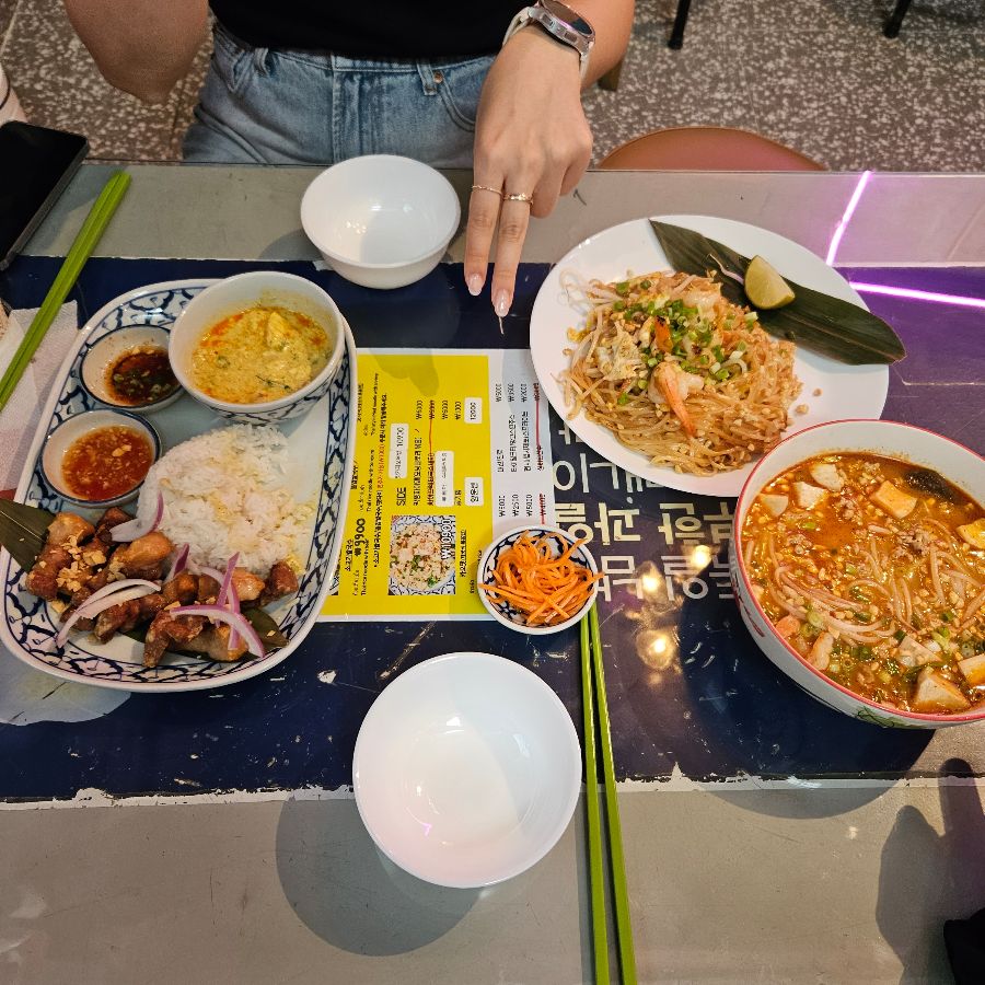 푸짐하게 차려진 한 상