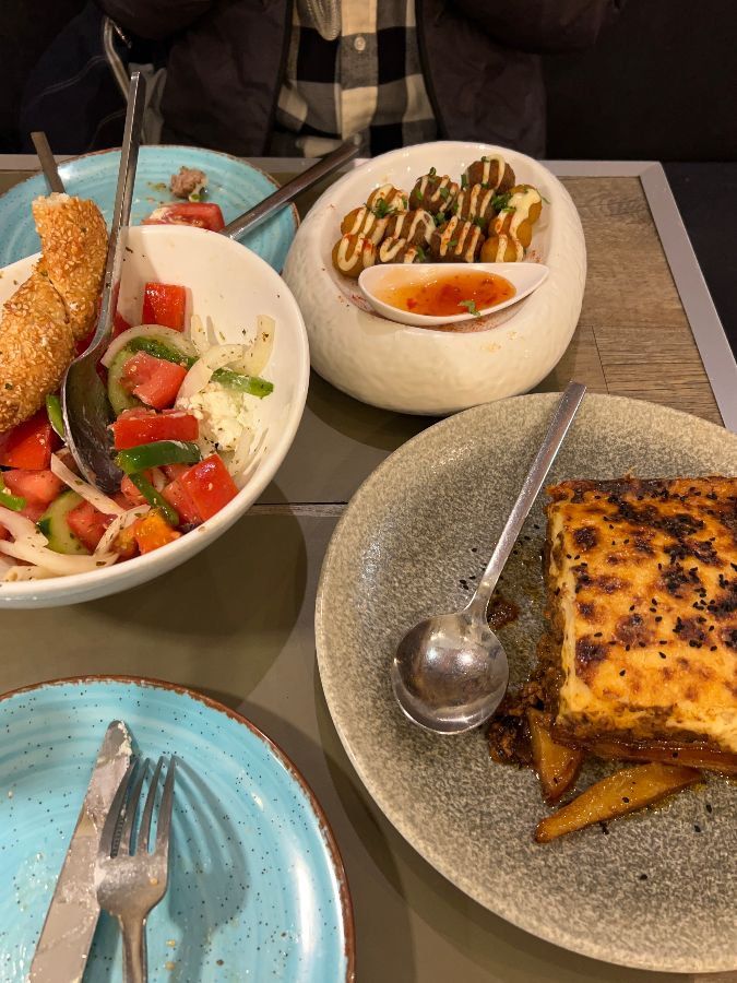 다양한 그리스 요리가 담긴 테이블 세팅