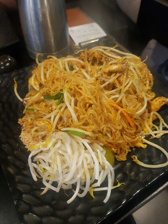 푸짐한 팟타이 한 접시