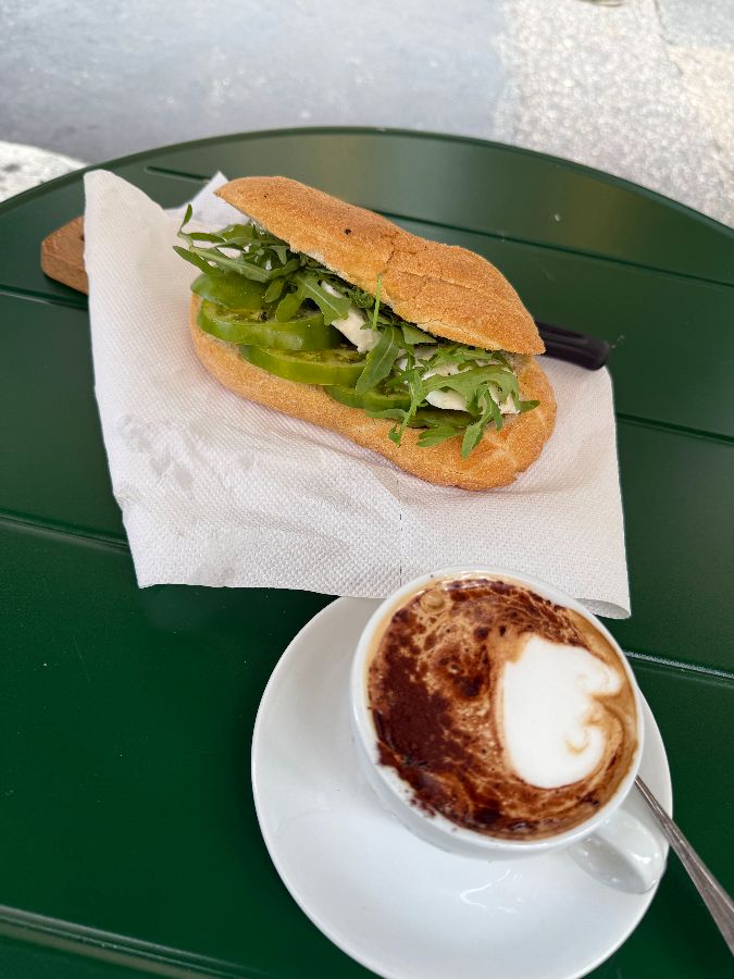 카프레제 샌드위치와 카푸치노