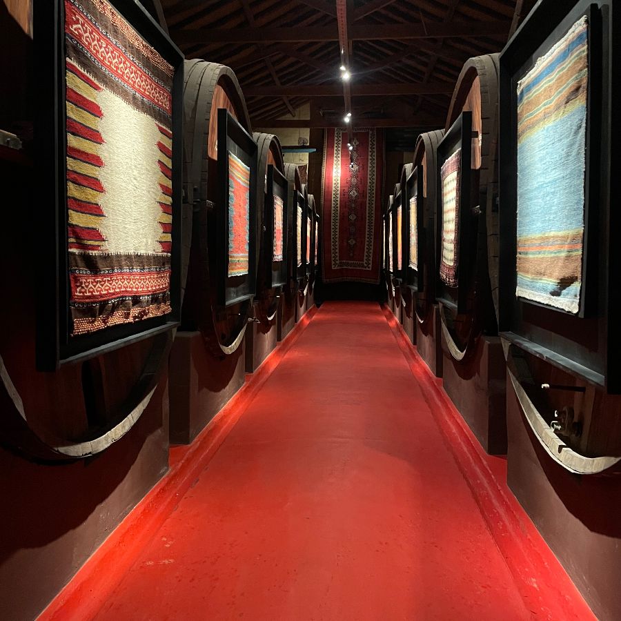 레스토랑으로 향하는 복도