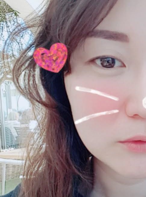 하트 스티커를 붙인 여성의 모습