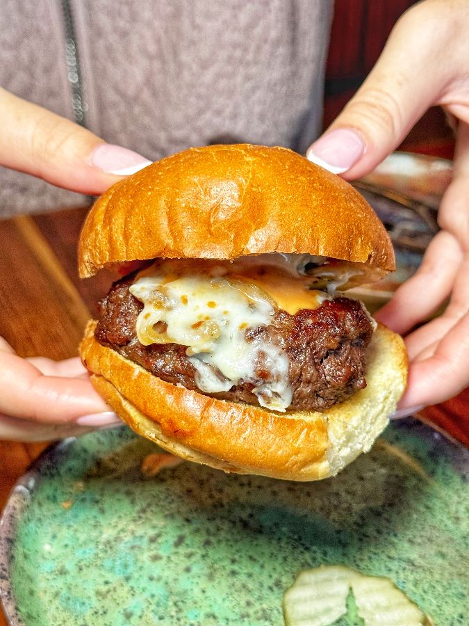 손으로 들고 있는 미니 버거