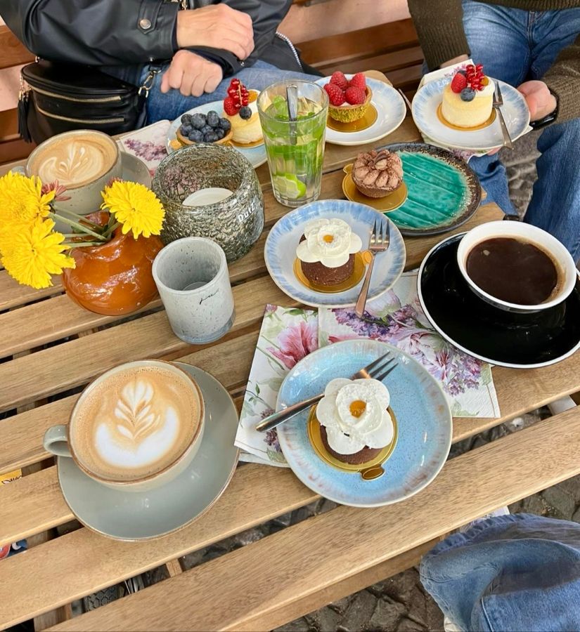 다양한 종류의 케이크와 음료가 놓인 테이블