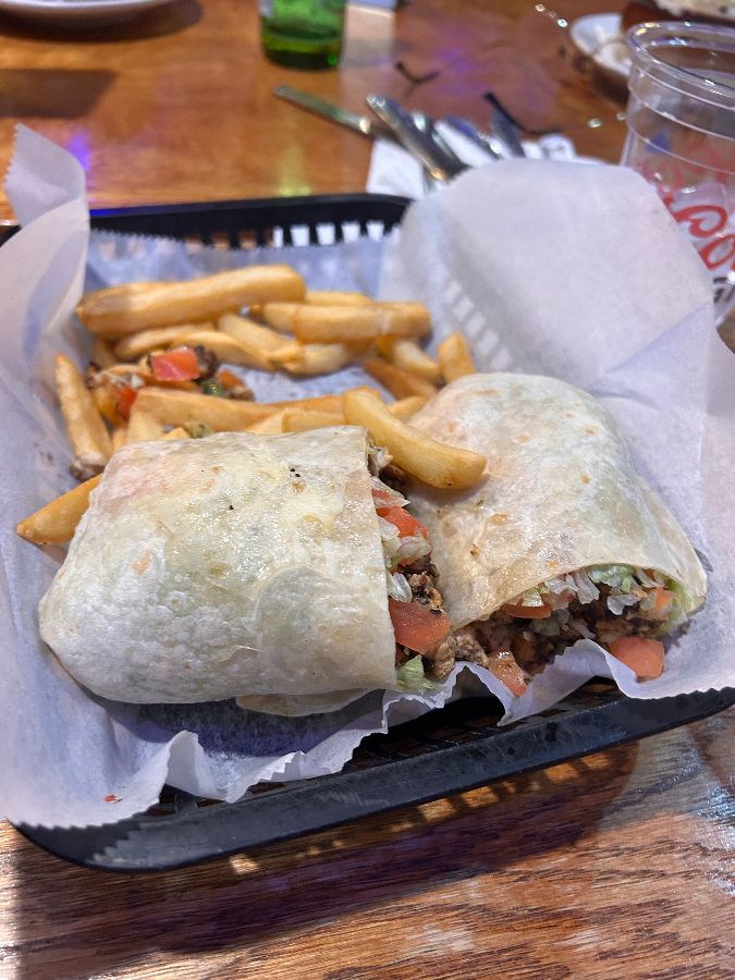 푸짐한 부리또와 감자튀김