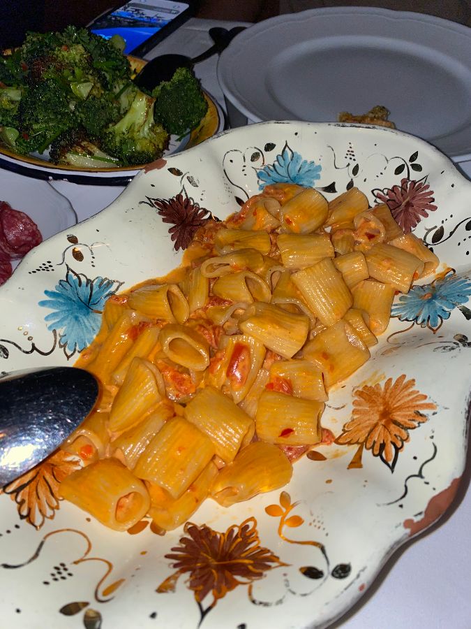 독특한 디자인의 접시에 담겨 나온 파스타