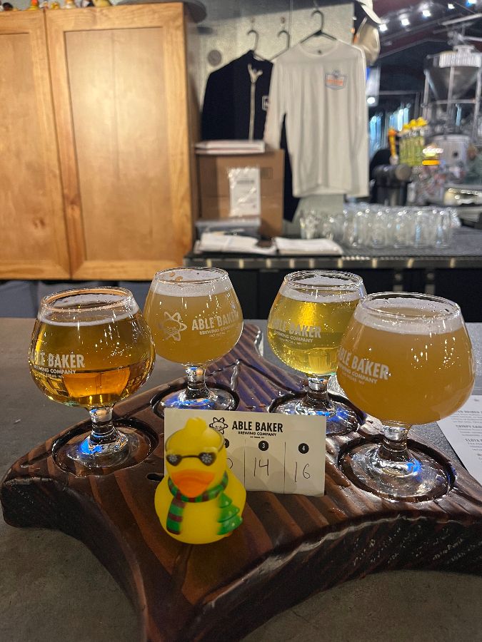 오리 모양 그릇에 담겨 나오는 맥주 샘플러