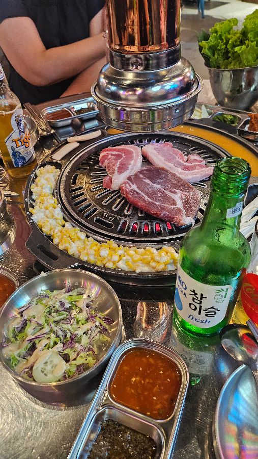 불판 위에서 익어가는 고기