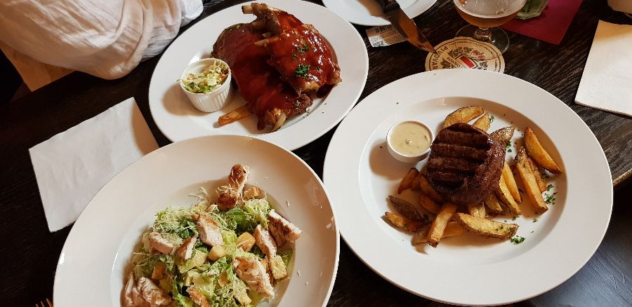 비비큐 폭립, 돼지 스테이크, 시저 샐러드