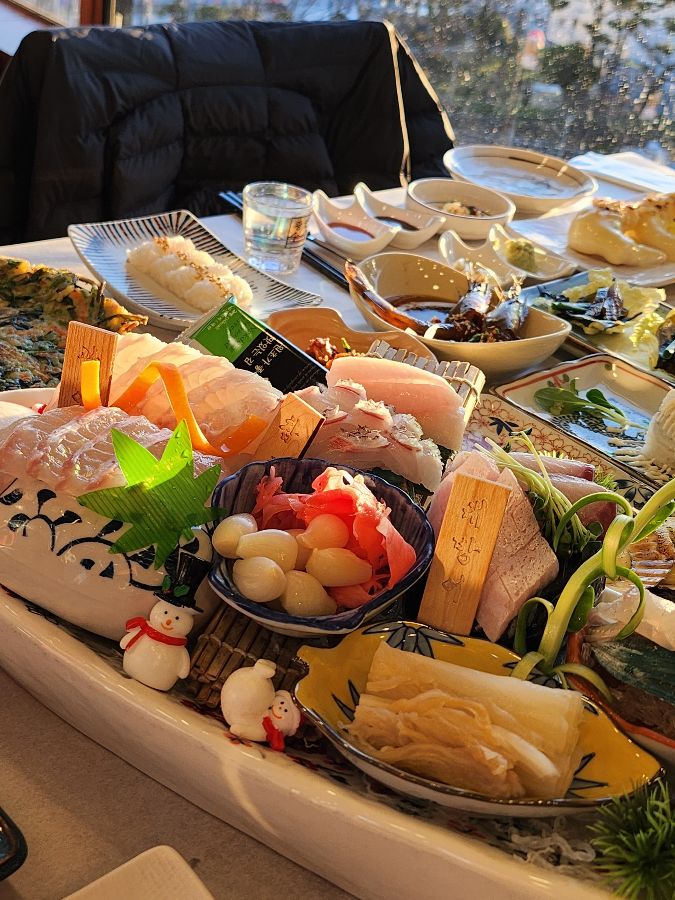 다채로운 해산물이 담긴 푸짐한 한 상