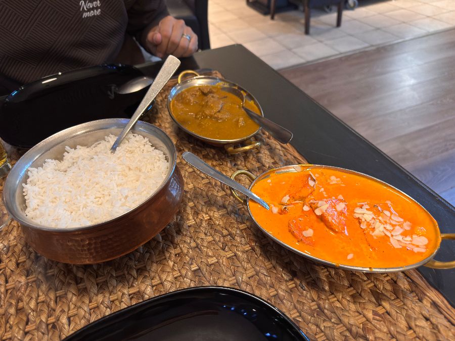 커리, 밥과 함께 식사