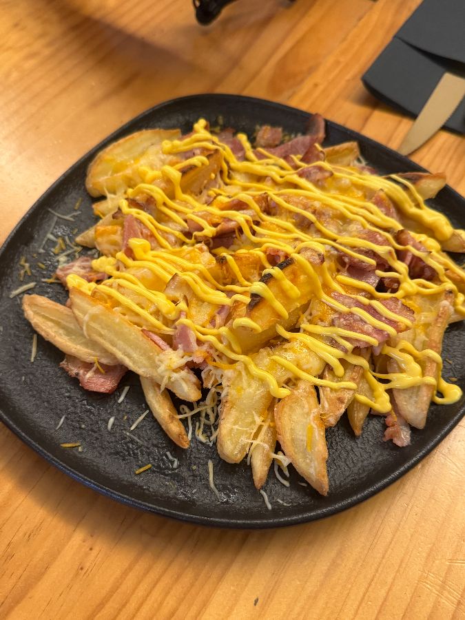 베이컨과 치즈가 듬뿍 올려진 감자튀김