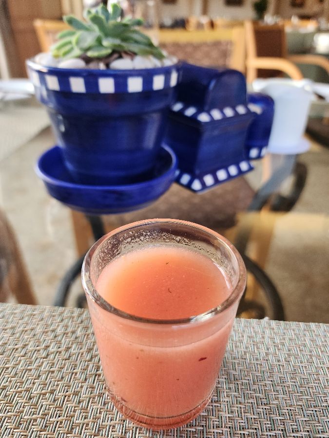 상큼한 주스와 여유로운 아침