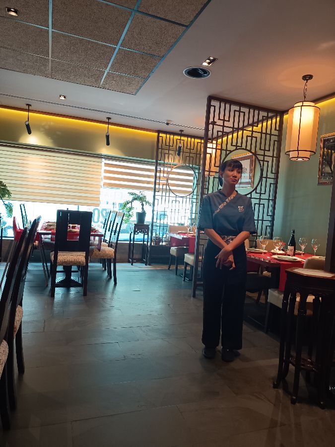 친절하게 손님을 맞이하는 직원 글로리아