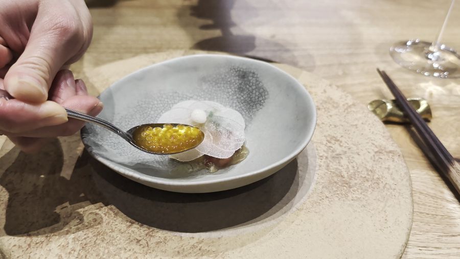 접시에 담긴 섬세한 요리