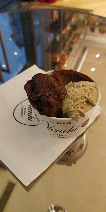 다크 초콜릿과 피스타치오 젤라또