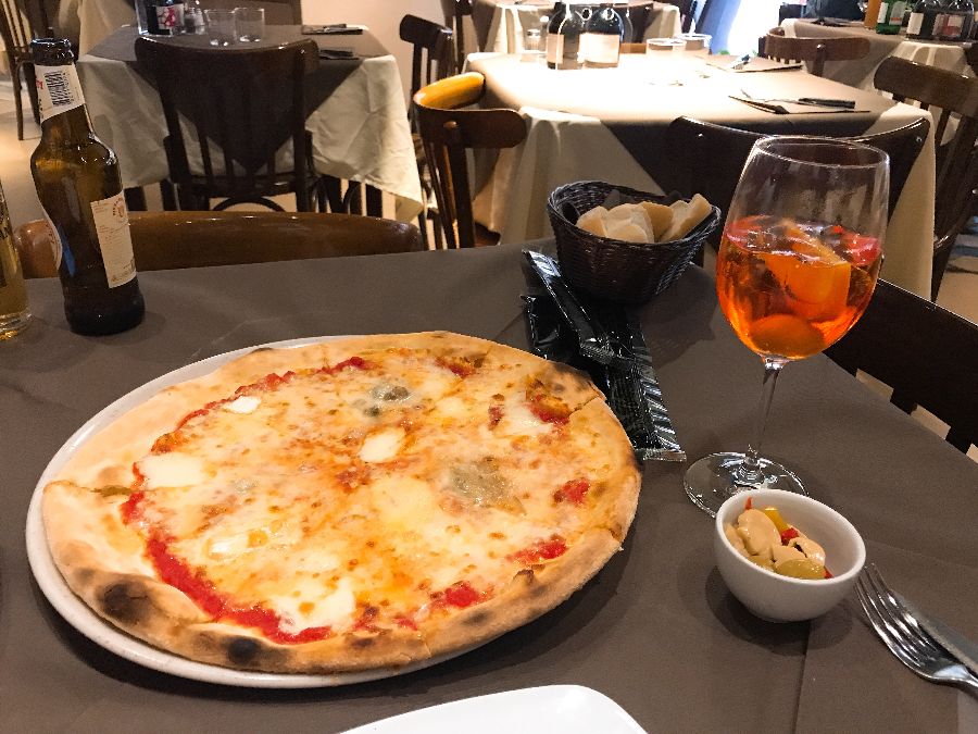 테이블 위에 놓인 피자와 와인