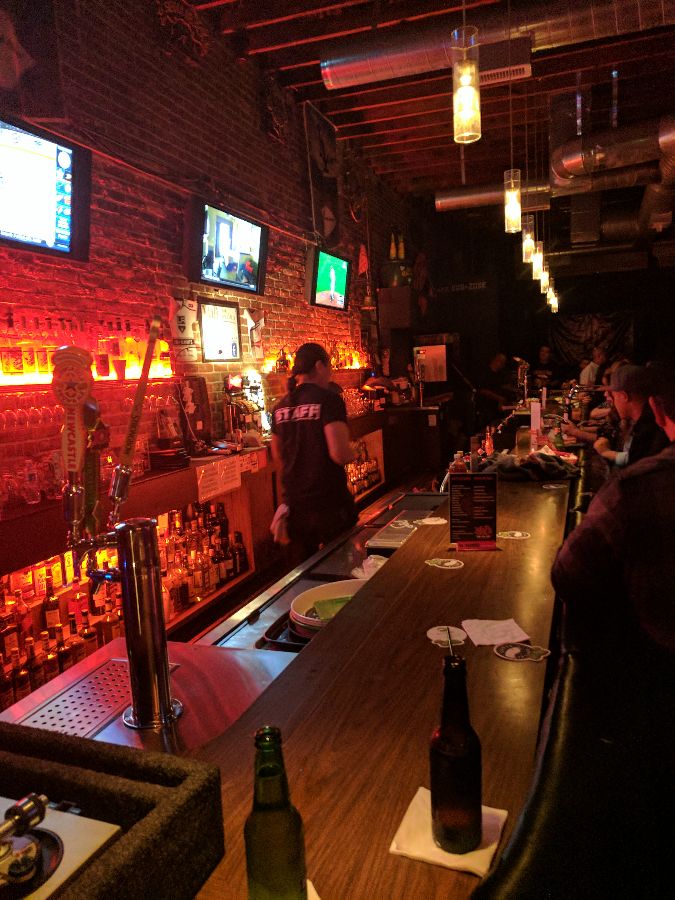 바 테이블과 스크린