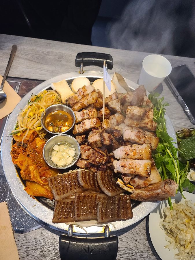 푸짐한 모듬 한 상 차림