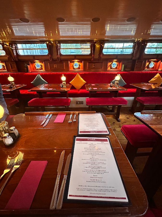 아늑하고 로맨틱한 분위기의 실내 공간