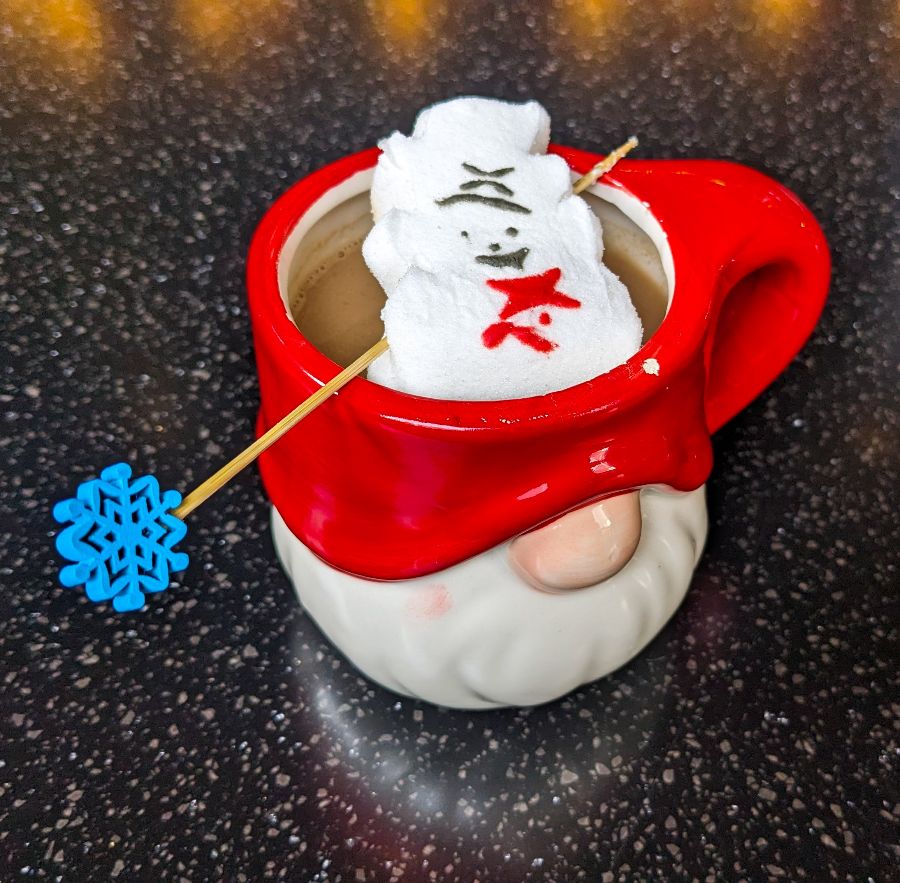 크리스마스 분위기가 물씬 풍기는 따뜻한 음료